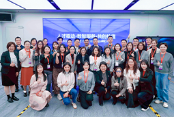 走进标杆现场，共探AI转型——Trust钱包科技国际携手企业高管参访埃森哲智能运营中心